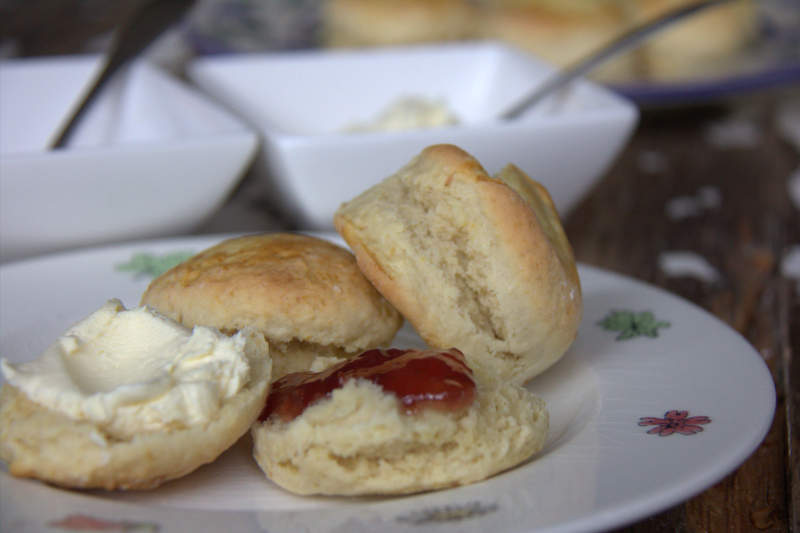Engelse scones met clotted cream en jam