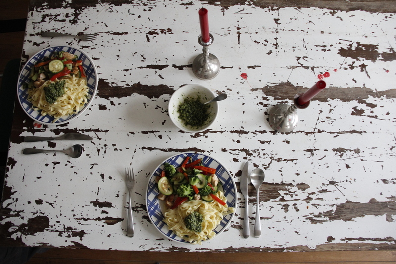 Serveer je pasta met pesto, kip en groenten