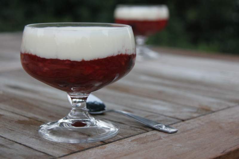 Gemarineerd rood fruit met witte chocolade mousse - Koningin der toetjes