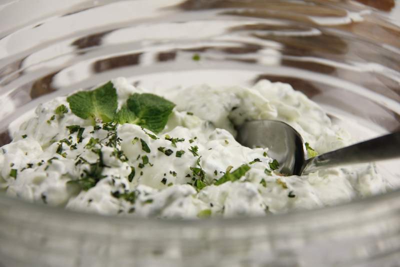 Raita - yoghurtsaus met komkommer en munt