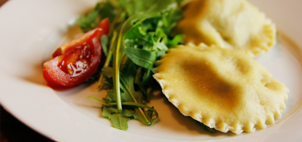 Ravioli gevuld met rucola pesto en tamme kastanjepuree