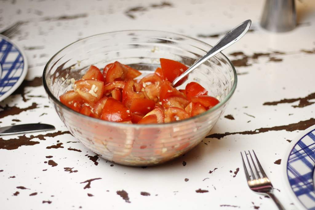 Spaanse gemarineerde tomaten met knoflook