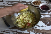 07 Appeltaart-recept knijp-de-halve-citroen-uit-boven-de-appelstukjes