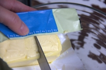Snijd 120 gram boter af en doe deze in een kom