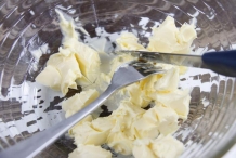 Snijd de boter in kleine stukjes