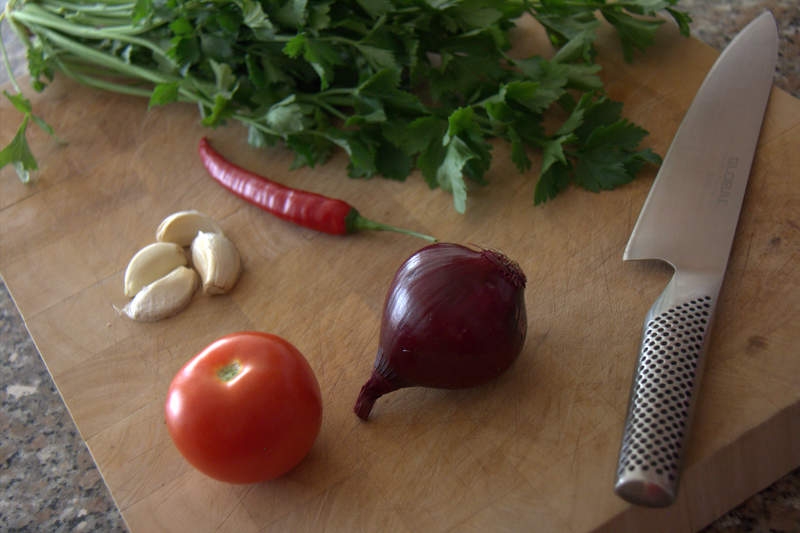 image 2-chimichurri-tomaat-peterselie-ui-knoflook-rode-peper-jpg