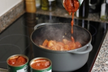 Voeg de tomaten uit blik toe en laat 1 uur zachtjes pruttelen