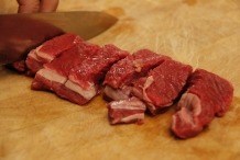 5.1-snij-het-vlees-in-dobbelsteentjes