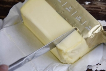 Snijd 50 gram boter af