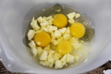 Voeg 4 eieren toe