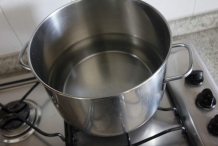 image 02_gazpacho_breng-pan-met-water-aan-de-kook-jpg