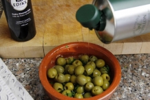 Voeg olijfolie toe tot ze bijna onderstaan