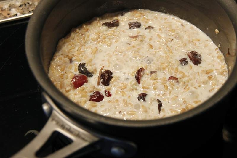 image 24_haver-ontbijt_schep-twee-porties-in-een-pannetje-en-warm-deze-op-jpg