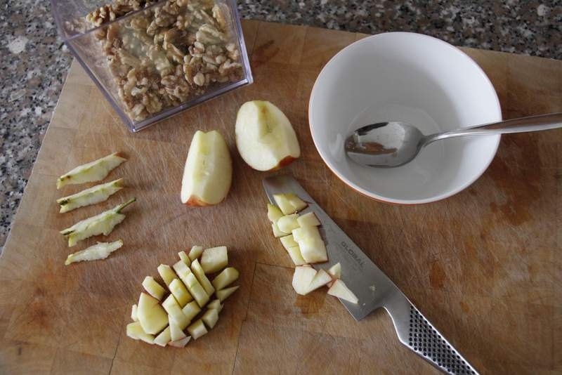 image 25_haver-ontbijt_snijd-ondertussen-de-appel-in-kleine-stukjes-jpg
