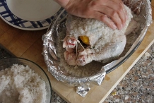 Schep de eerste hand zout op de kip