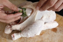 19-kip-uit-de-oven-stop-de-kruiden-tussen-het-vel-en-het-vlees