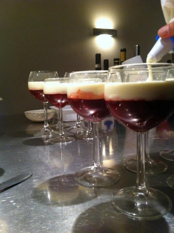 image 20120114-6-toetje-gemarineerd-rood-fruit-met-witte-chocolademousse-jpg