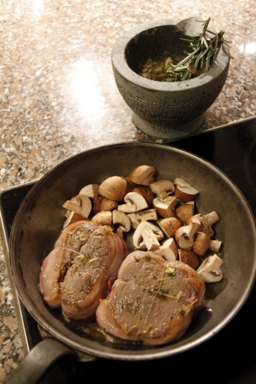 image 11_voeg-halverwege-de-braadtijd-de-champignons-toe-jpg