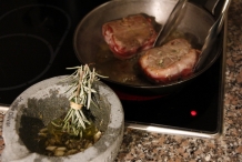 Keer de biefstuk iedere minuut en gebruik elke keer het kwastje