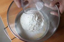 21-madeleines-doe-zelfrijzend-bakmeel-in-een-zeef