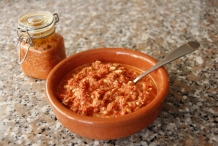 image 8-mojo-rojo-in-een-schaaltje-en-potje-om-te-bewaren-jpg