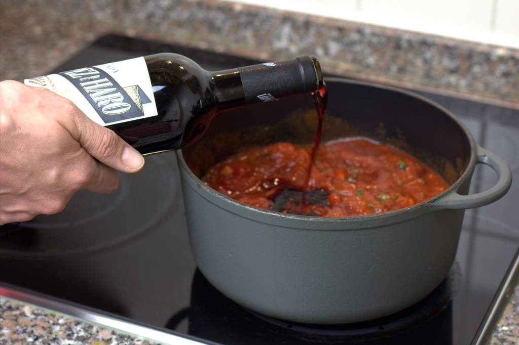 image 06-pasta-bolognese-wijn-erbij-jpg