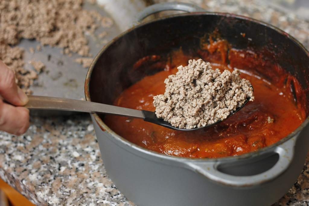 image 14-pasta-bolognese-schep-het-gehakt-erbij-jpg
