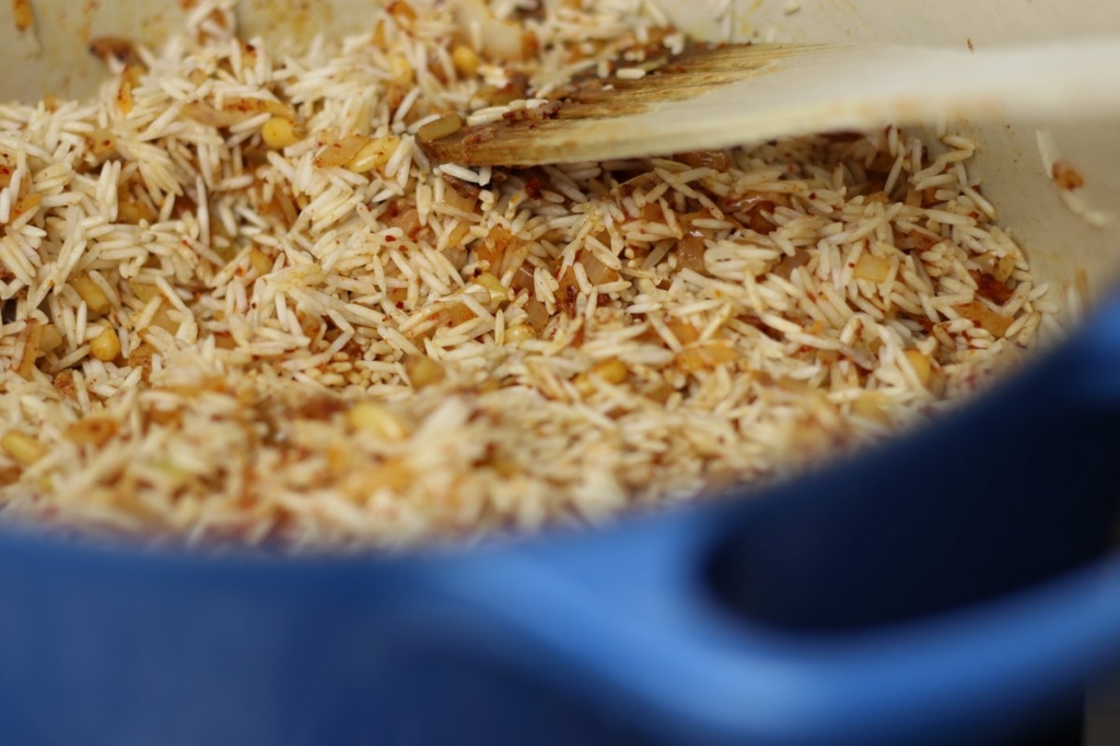 image 19-pilaf-roer-de-rijst-door-ui-kruidenmengsel-jpg
