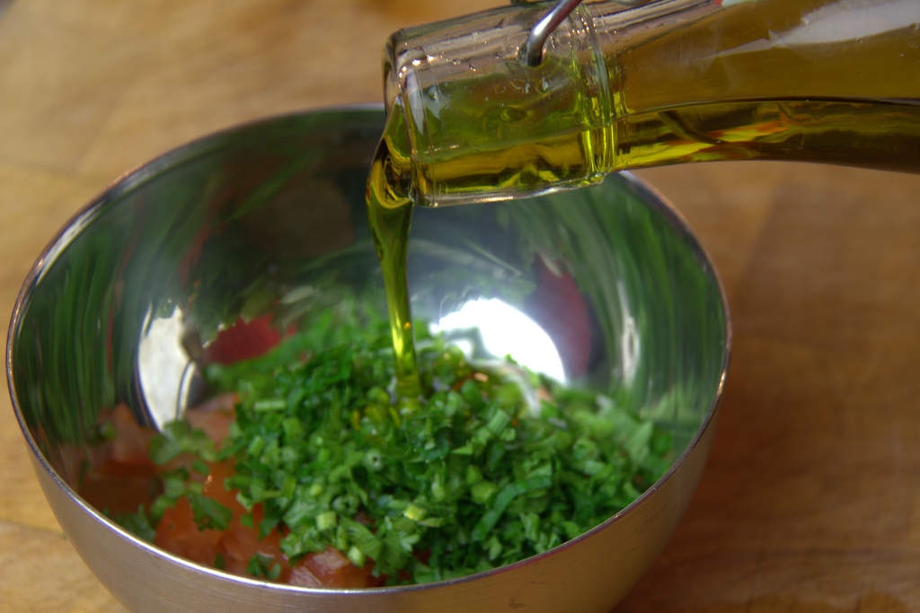 image 05-pincho-sprot-salsa-voeg-olijfolie-toe-jpg