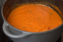 Verwarm de tomatensaus
