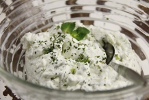 image raita_15_indiase-yoghurtsaus-met-komkommer-en-verse-munt-jpg