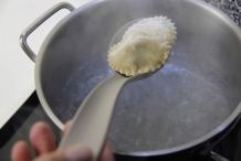 Doe de ravioli voorzichtig in de pan