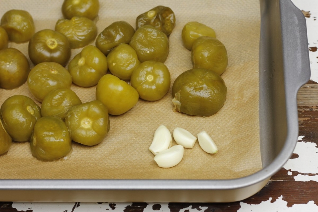 image 02-rode-mole-poblano-leg-tomatillos-knoflook-in-ovenschaal-jpg