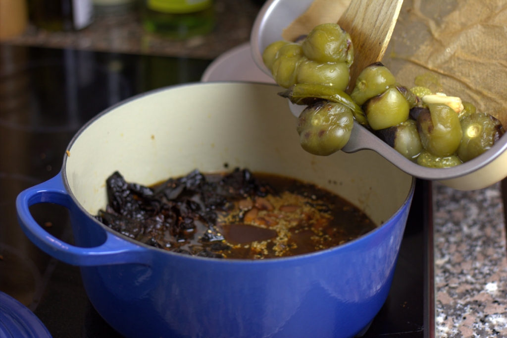 image 21-rode-mole-poblano-voeg-tomatillos-knoflook-toe-jpg
