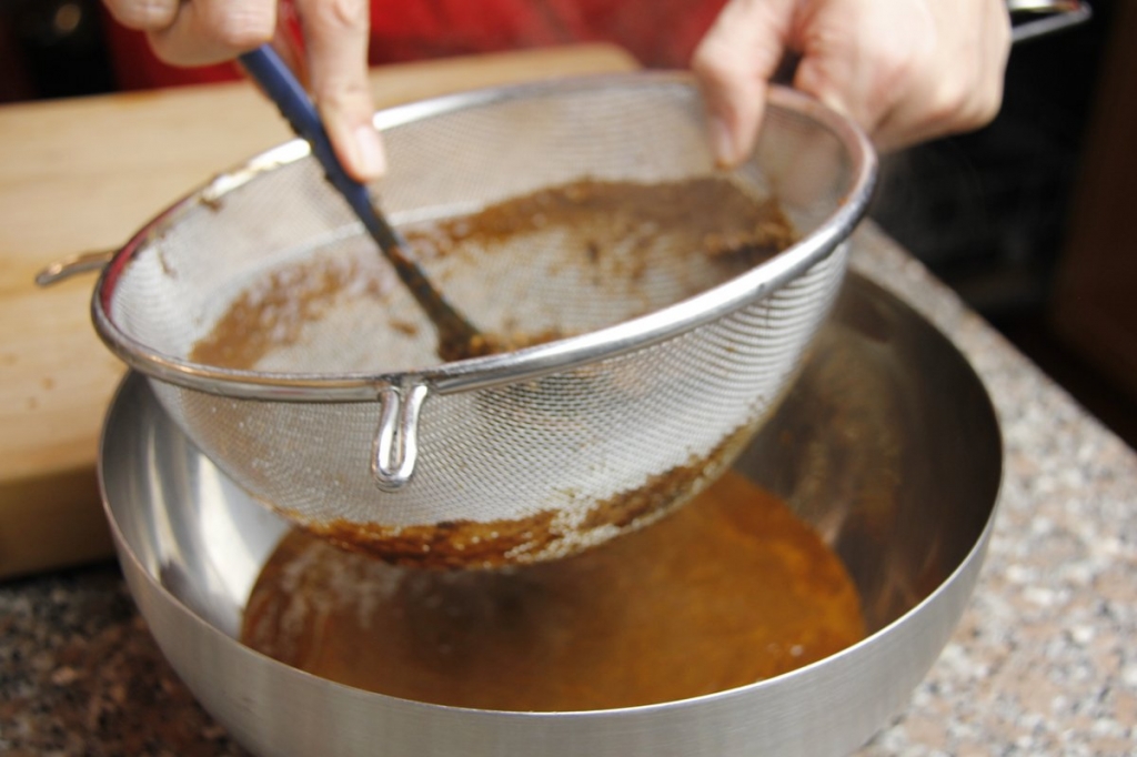 image 26-rode-mole-poblano-wrijf-de-saus-door-het-vergiet-jpg