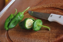 Snij de groene pepers