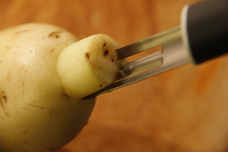 image 2-2-haal-de-kern-heel-uit-de-aardappel-jpg
