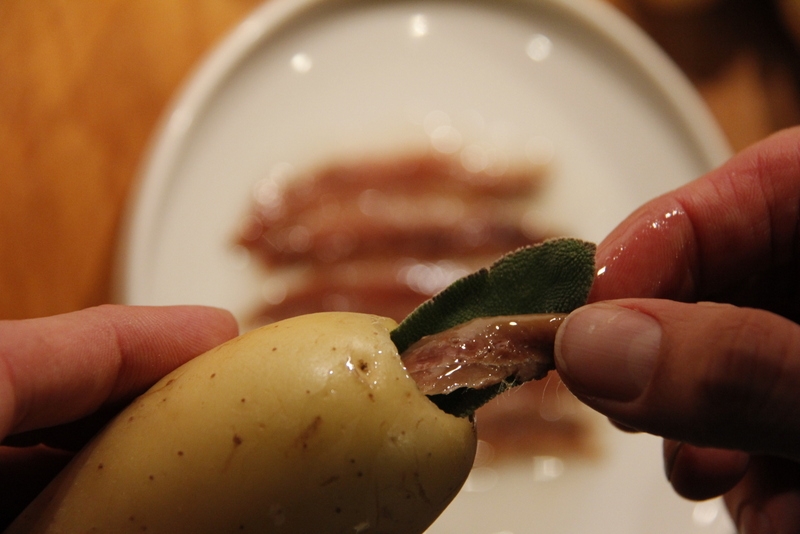image 3-1-vul-de-aardappel-met-salie-en-ansjovis_1-jpg