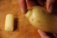 Sluit de aardappel af met de bovenste helft van de kern