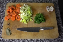 Snijd de wortel, selderij en peterselie