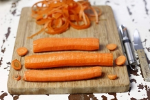 Schil de wortel, verwijder de kontjes