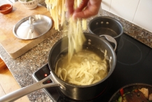 Kook water en voeg de pasta toe