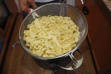 Giet de pasta af en voeg een beetje olijfolie toe